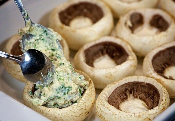 Шампиньоны с курицей и сыром. Ингредиенты: Куриное филе — 500 г Фета — 60 г Большие свежие ... - 2