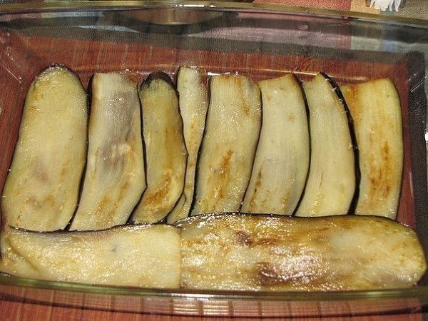 КУРИНАЯ ЗАПЕКАНКА.Ингредиенты: куриная грудка (филе) - 4 шт. баклажаны - 2-3 шт. помидоры - 3-4 шт. ... - 2
