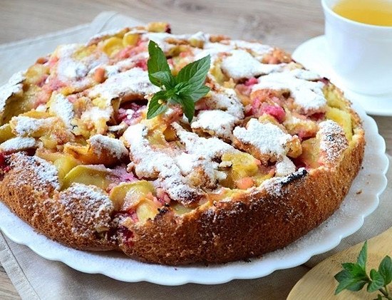 Пышная шарлотка с вишней и яблоками. Ингредиенты: Яйца — 7 шт. Мука — 7 ст. л. Сахар ...