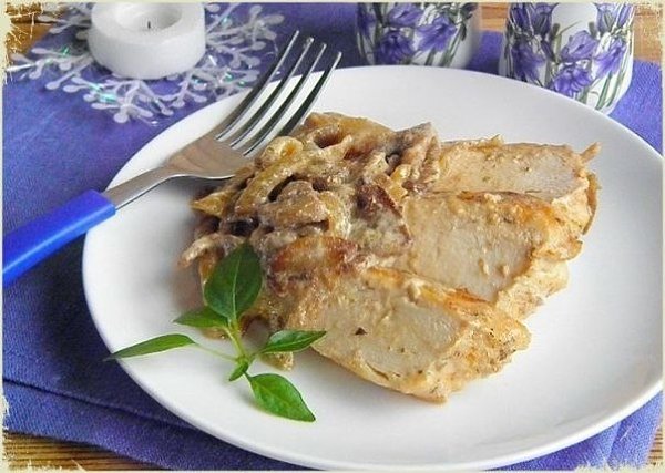 КУРИНОЕ ФИЛЕ ПОД ГРИБНЫМ СОУСОМ.Сочное вкусное куриное мясо можно приготовить под грибным соусом на ...