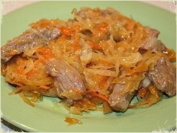 Шикарный гуляш с квашеной капустой в горшочке. Очень вкусно! Ингредиенты: говядина — 500 г, капуста ...
