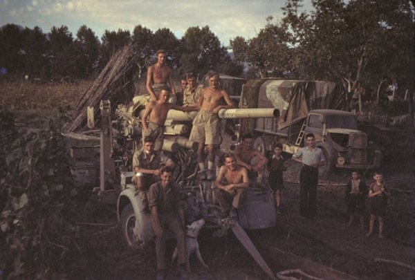 Зенитчики люфтваффе позируют у орудия FlaK 37 в районе Салерно. Королевство Италия. 1943 год. ...