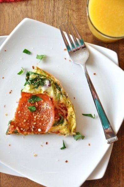 Пицца-омлет.Ингредиенты:5 яиц + водасоль и перец по вкусуброкколи и лук, мелко нарезаные (по 20 ... - 7