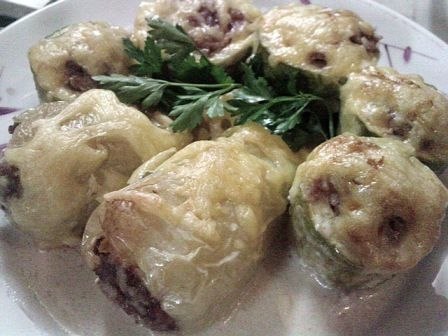 Овощи, фаршированные мясом, в сметанном соусе.ИнгредиентыКабачки - 2 шт.Баклажаны - 2 шт.Перец ...