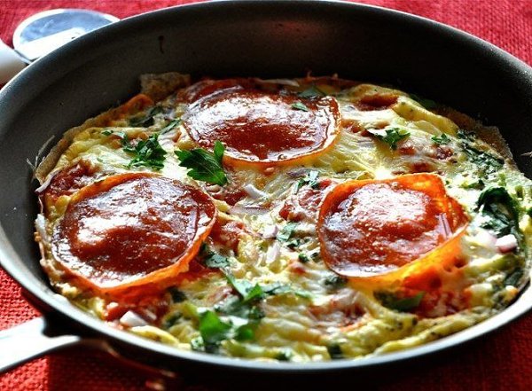 Пицца-омлет.Ингредиенты:5 яиц + водасоль и перец по вкусуброкколи и лук, мелко нарезаные (по 20 ... - 4