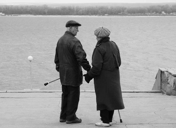 Одну пожилую пару спросили, как удалось им прожить вместе 60 лет. На что они ответили: — Понимаете, ...