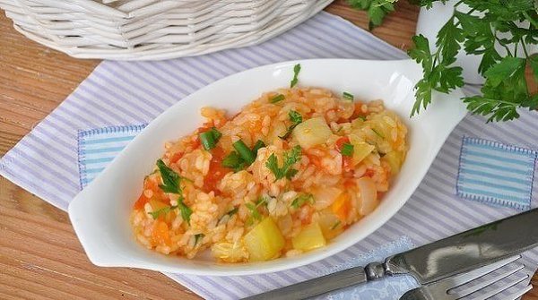 Кабачки с овощами и рисом в мультиварке.Ингредиенты:Кабачок – 1 штука, средний;Лук репчатый – 2 ...