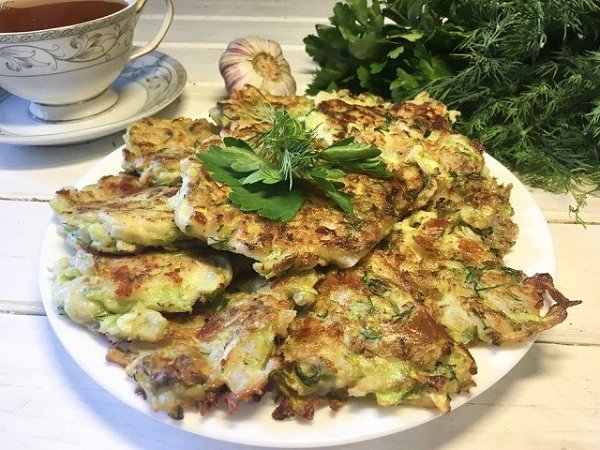 Оладьи из кабачков с сыром.Ингредиенты:Кабачки — 1 шт.Лук (репчатый) — 1 шт.Яйца — 1 шт.Моцарелла — ...