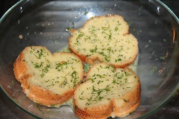 Гренки с помидорами и сыром к завтраку. Ингредиенты на 1 порцию: - 3 кусочка хлеба, лучше всего от ... - 3