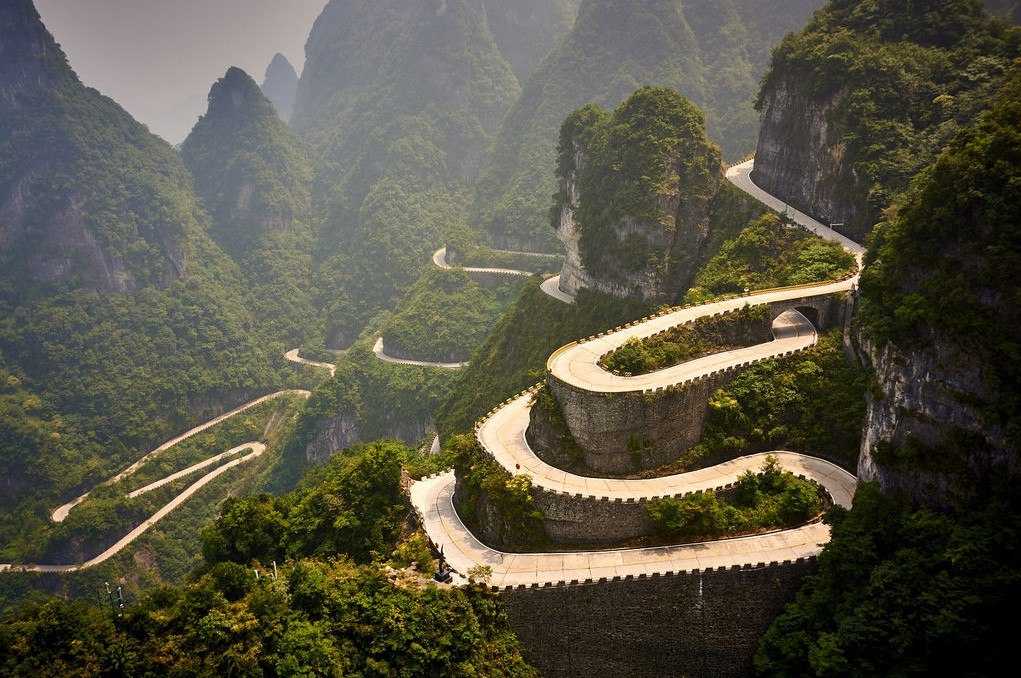 99 Поворотов или Дорога на Гору Тяньмэнь (Tianmen Mountain Road, Китай).Одиннадцать километров ...