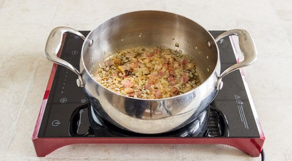 Рагу из капусты с картофелем и мясными остатками.ИНГРЕДИЕНТЫ400-500 г капусты4 средние картофелины1 ... - 4