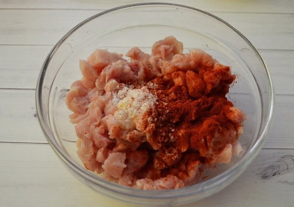 Куриные рубленые котлеты с кукурузой.Ингредиенты:Грудка куриная — 500 гКрахмал кукурузный — 2 ст. ... - 3