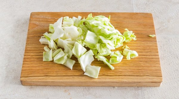 Рагу из капусты с картофелем и мясными остатками.ИНГРЕДИЕНТЫ400-500 г капусты4 средние картофелины1 ...