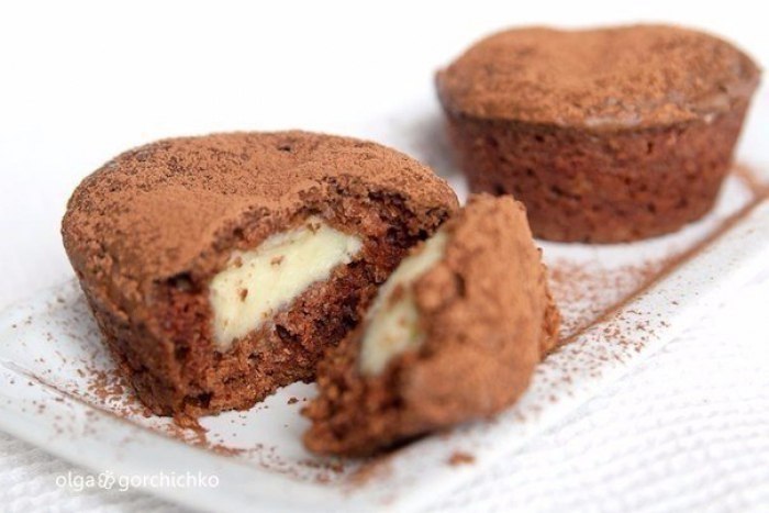 Шоколадные маффины с заварным кремом. Безумно вкусные, нежные мягкие шоколадные маффины с заварным ...