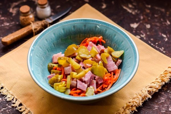 Салат с ветчиной, солеными огурцами и морковью.Ингредиенты: Ветчина — 250 г Соленые огурцы — 100 г ... - 4
