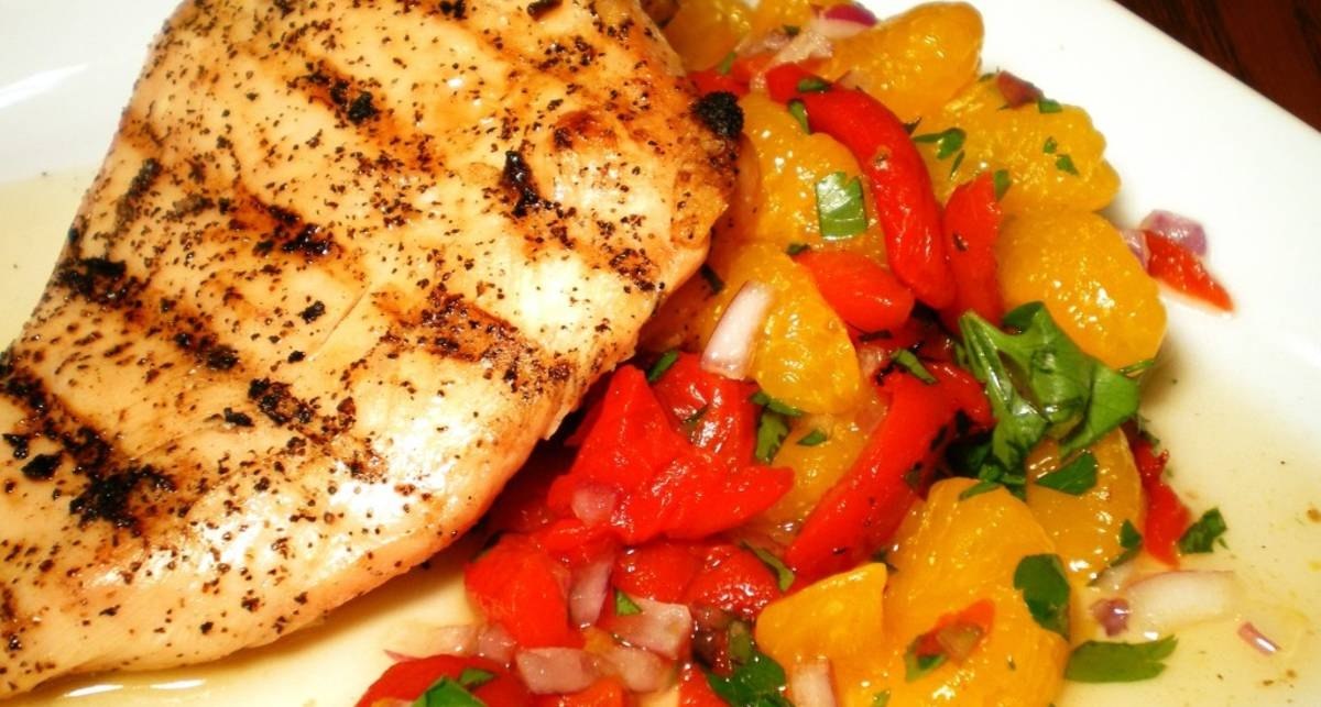 Тушеная куриная грудка в кефире.На 100гр. продукта:Ккал: 85,7Белки: 13,7 гр.Углеводы: 1,4 гр.Жиры: ...