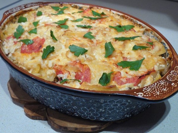 Запеченный картофель с фаршем.Ингредиенты:Картофель — 600 гФарш мясной — 350 гПерец — 1 шт.Помидоры ...