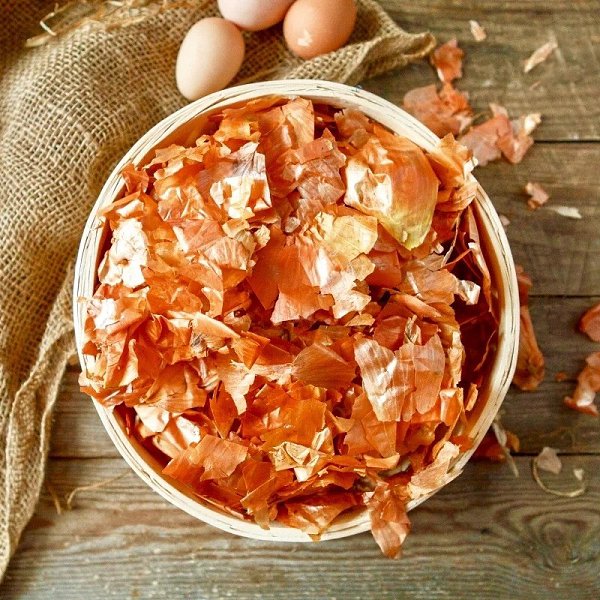 НЕ ВЫБРАСЫВАЙТЕ ЛУКОВУЮ ШЕЛУХУ.Отвары луковой шелухи применяются как отхаркивающее, слабительное, ...