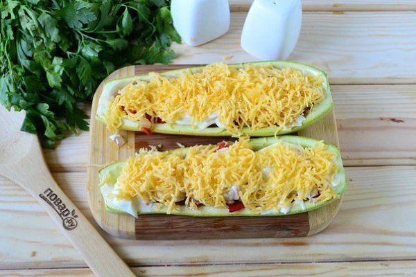 Кабачки, фаршированные куриной грудкой.Ингредиенты:Кабачок — 1 ШтукаКуриная грудка — 150 ГраммПерец ... - 8