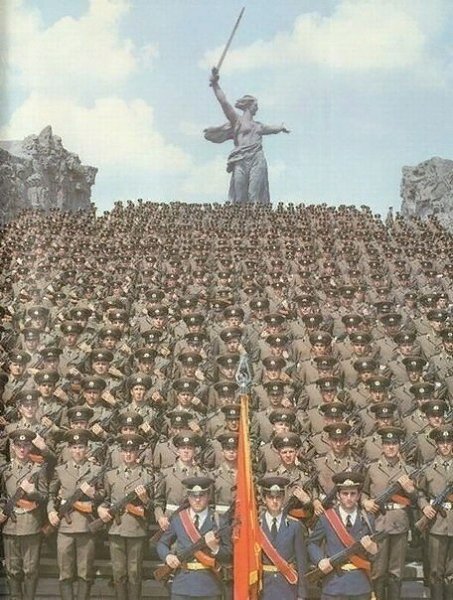 Советские солдаты срочной службы на фоне монумента Родина-Мать в городе-герое Волгограде.