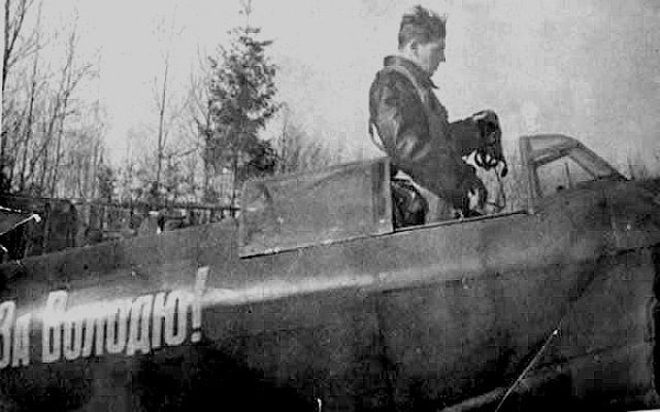 Великая Отечественная война. Василий Сталин в кабине Як-9 с надписью "За Володю!" ...