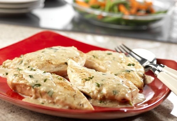 Тушеная куриная грудка в кефире.На 100гр. продукта:Ккал: 85,7Белки: 13,7 гр.Углеводы: 1,4 гр.Жиры: ...