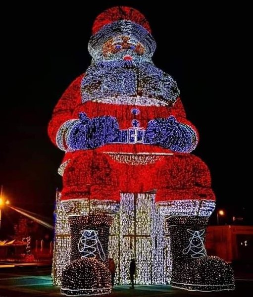 Самый большой Санта Клаус в мире. Высота - 21,08 м и 250 тысяч огней! Португалия.