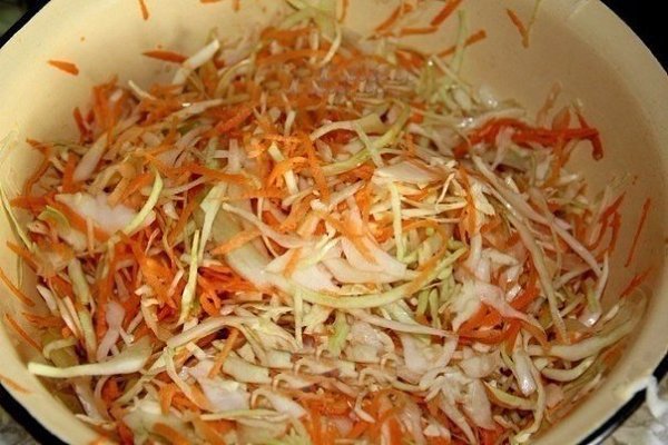 МАРИНОВАННАЯ КАПУСТА ЗА СУТКИ .ИНГРЕДИЕНТЫ: Капуста белокочанная - 2,5 кг Морковь - 700 г Чеснок ... - 5