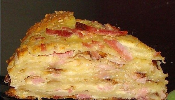 Закуска «Сырный торт с ветчиной».Ингредиенты:- 300 г муки;- 300 мл кипятка;- 3 ст.л. растительного ...