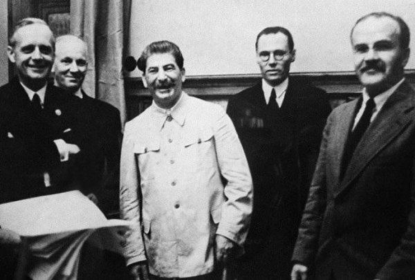 Довольный Сталин после подписания договора Молотова-Рибентропа, 1939 год
