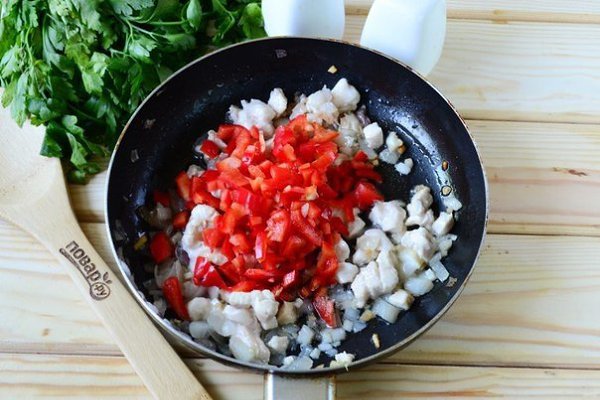 Кабачки, фаршированные куриной грудкой.Ингредиенты:Кабачок — 1 ШтукаКуриная грудка — 150 ГраммПерец ... - 6