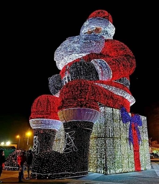 Самый большой Санта Клаус в мире. Высота - 21,08 м и 250 тысяч огней! Португалия. - 2