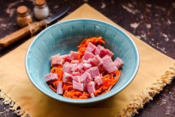 Салат с ветчиной, солеными огурцами и морковью.Ингредиенты: Ветчина — 250 г Соленые огурцы — 100 г ... - 3