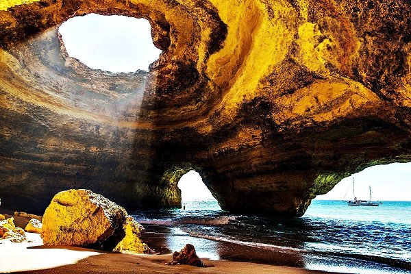      ().   Praia da Rocha    ...