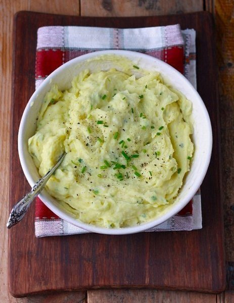 Картофельное пюре с чесноком и зеленым луком.Ингредиенты:900 г - 1 кг картофелясоль1,25 стакана ... - 2