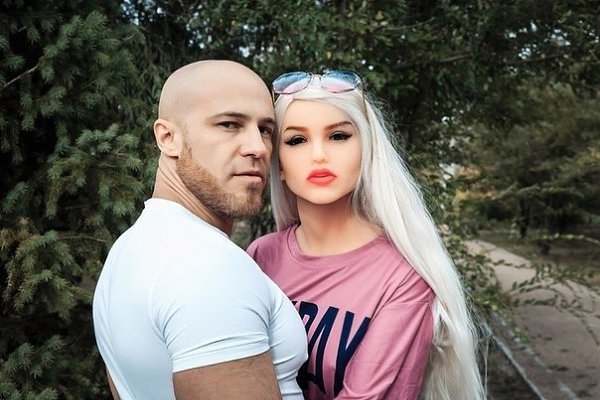 До чего мир докатился! Бодибилдер из Астаны живет с резиновой куклой по имени Марго и собирается ...