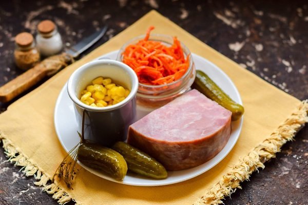 Салат с ветчиной, солеными огурцами и морковью.Ингредиенты: Ветчина — 250 г Соленые огурцы — 100 г ... - 2