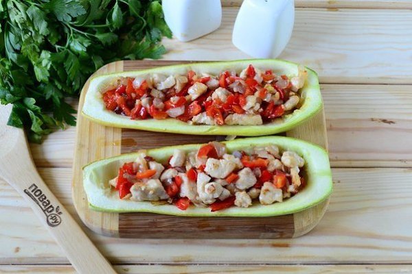 Кабачки, фаршированные куриной грудкой.Ингредиенты:Кабачок — 1 ШтукаКуриная грудка — 150 ГраммПерец ... - 7