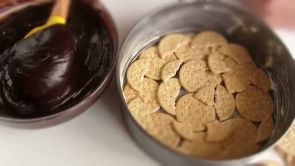 Торт без выпечки из печенья Мария. Ингредиенты:: печенье Мария 600 г шоколадные чипсы 1 кг молоко ... - 3