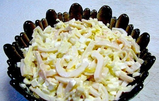 Салат с кальмаром.*100 гр - 90 ккал*Ингредиенты: репчатый лук 80-100 г, кальмар (отварной или ...