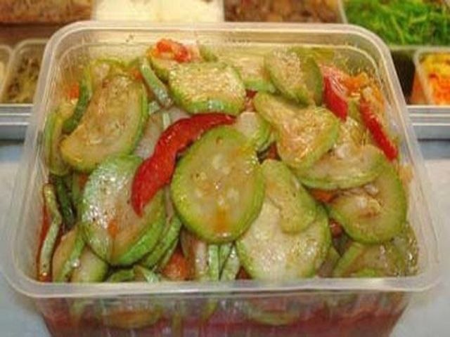 Вкусные остренькие кабачки по-корейски — улетают первыми.Ингредиенты:молодые крепкие кабачки – 2,5 ...