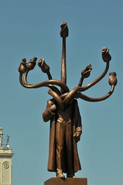В Бухаресте вот так переделали памятник В.И. Ленину. Скульптура символизирует снижение интереса ...