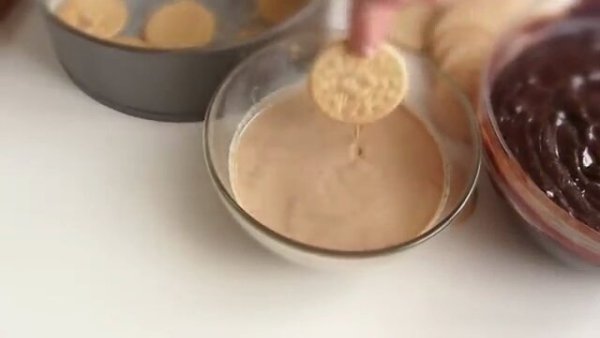 Торт без выпечки из печенья Мария. Ингредиенты:: печенье Мария 600 г шоколадные чипсы 1 кг молоко ... - 6