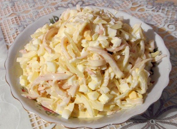Салат с кальмаром.*100 гр - 90 ккал*Ингредиенты: репчатый лук 80-100 г, кальмар (отварной или ...
