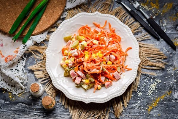 Салат с ветчиной, солеными огурцами и морковью.Ингредиенты: Ветчина — 250 г Соленые огурцы — 100 г ...