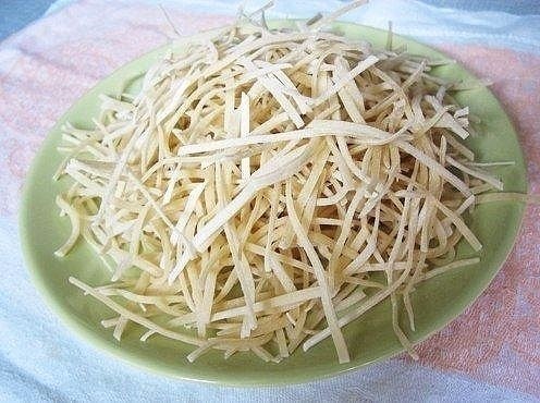 Домашняя яичная лапша.Ингредиенты:- 1 яйцо,- 200 г муки,- щепотка соли.Приготовление.1. Просейте ...