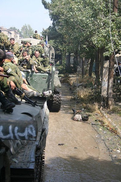 Бойцы батальона «Восток» ВС РФ движутся по Цхинвали. Горийский муниципалитет. Край Шида-Картли. ...