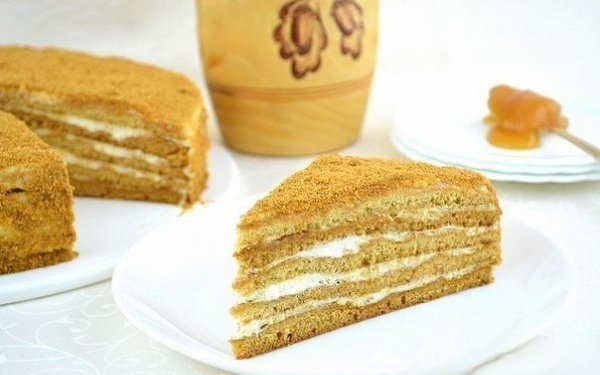 Торт Медовик.Вкуснейший торт из медового теста со сметанным кремом.Ингредиенты:Тесто:3 яйца150 г ...