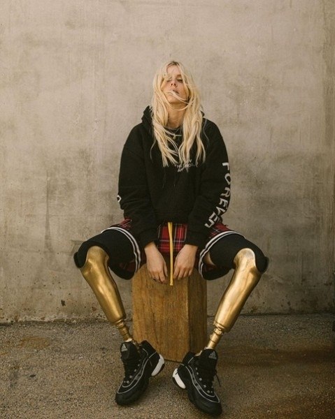    (Lauren Wasser) - 