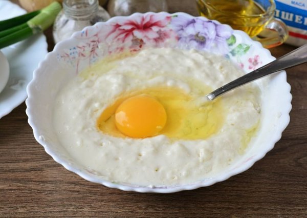 Пирог с картошкой и яйцом .Ингредиенты:Кефир — 200 гМука пшеничная — 350 гЯйца куриные для начинки — ... - 3